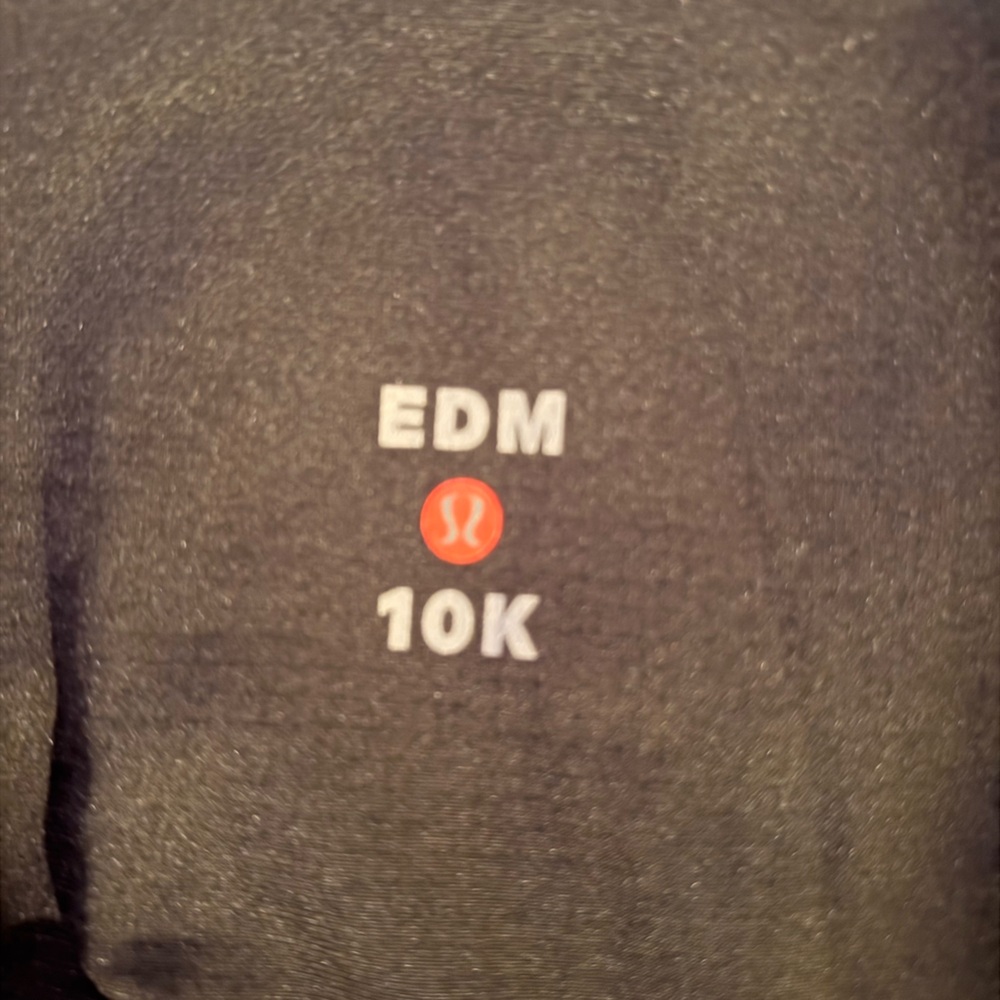Lululemon men’s Black Short Sleeve Tee with Chest Logo “EDM 10k” rare find - Picture 4 of 5